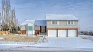 2503 Bluffs Ridge Dr, Gillette, WY 82718 - Image #2