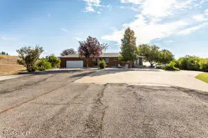 203 E Juniper Ln, Gillette, WY 82718 - #3