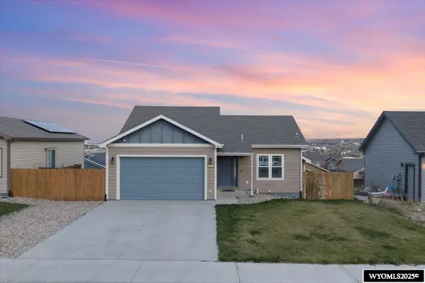 955 S 4th Avenue, Mills, WY 82644