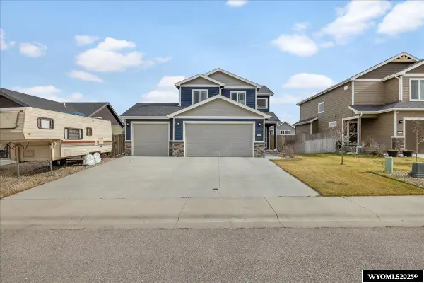 915 S 6th Avenue, Mills, WY 82644