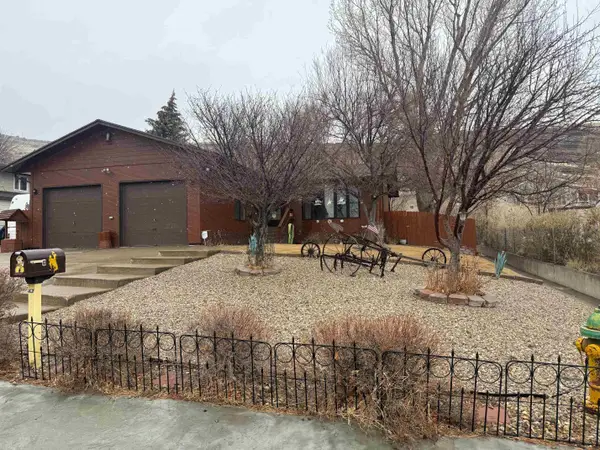 325 W Larsen Street, Rawlins, WY 82301-00