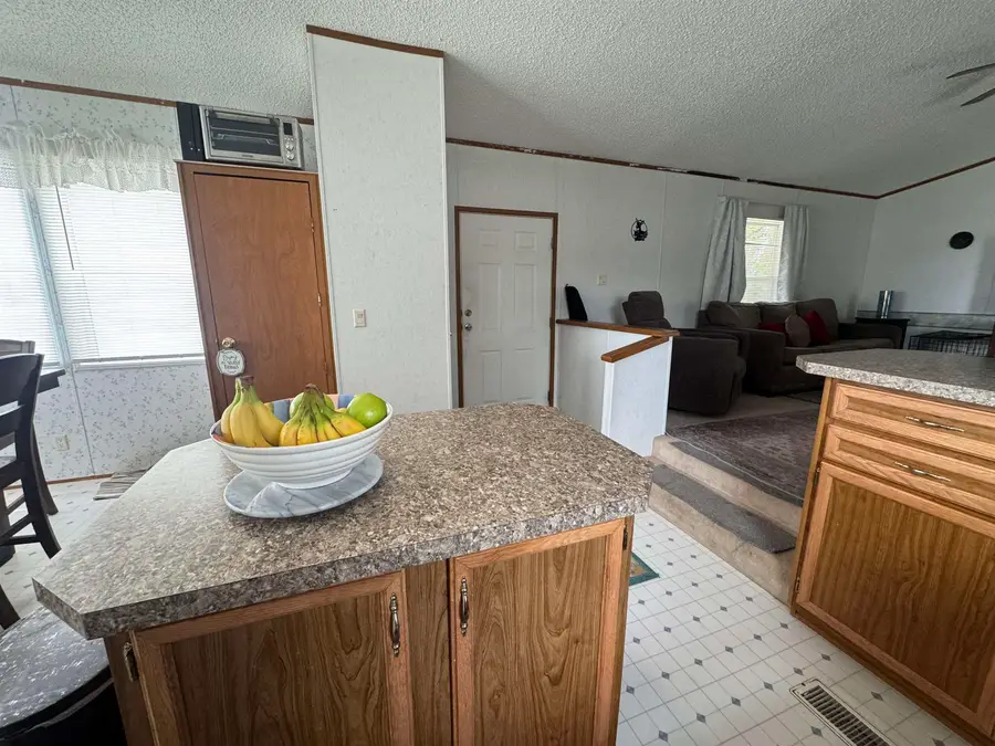 302 S Main St., Pavillion, WY 82523 - #2