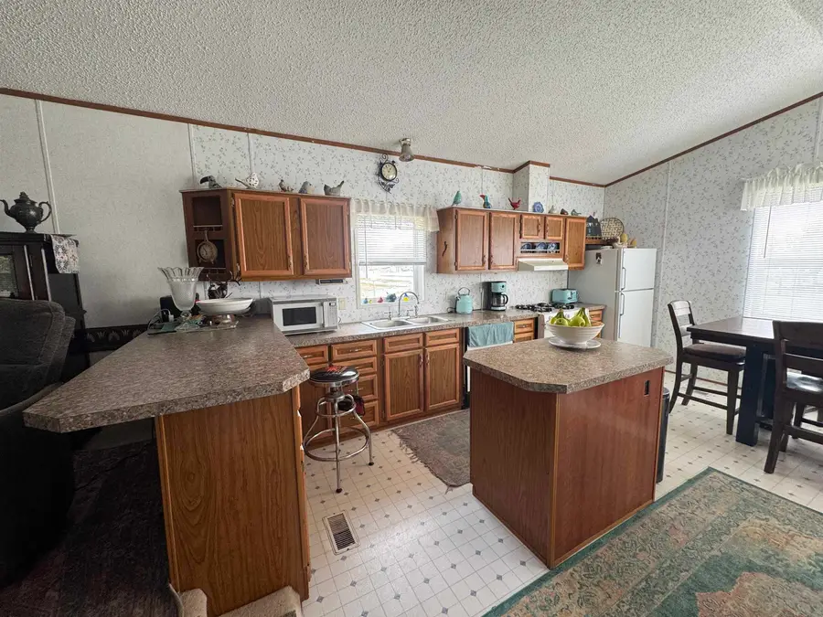 302 S Main St., Pavillion, WY 82523 - #3