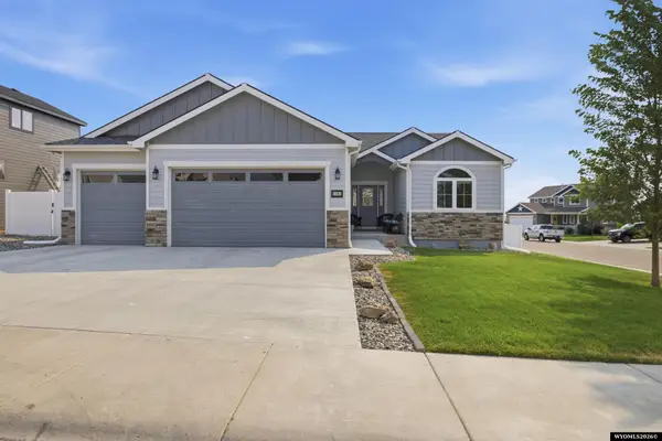 1181 River Heights Dr, Mills, WY 82604